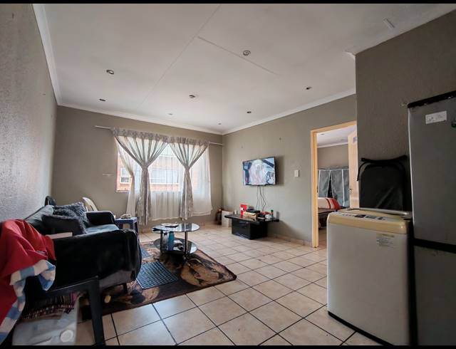 2 BEDROOM FLAT FOR SALE IN KEMPTON PARK CENTRAL